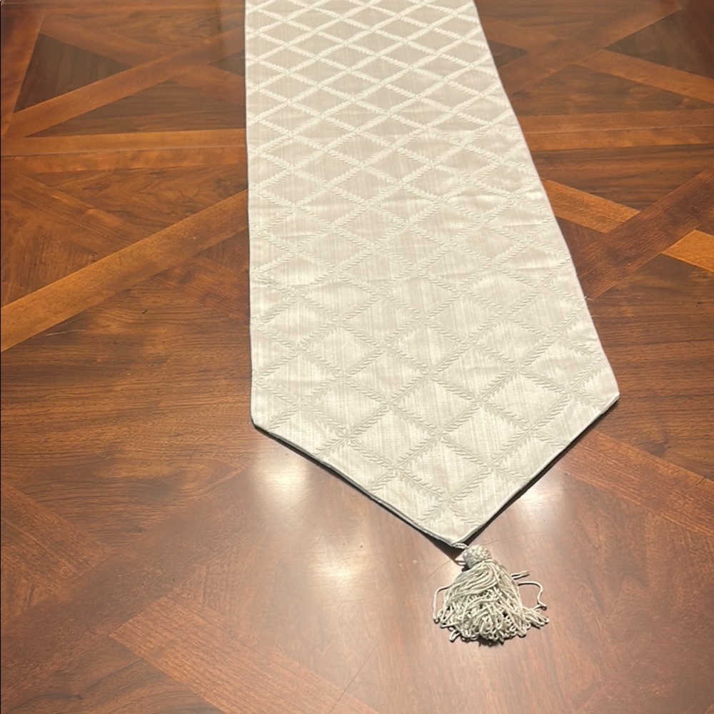 Source Unknown Cream Diamond Pattern Table Runner